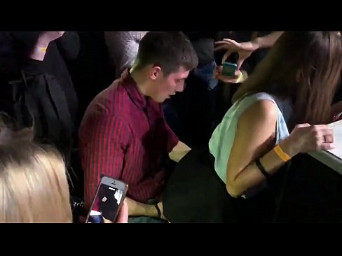 ❤️ Sess reali f'nightclub Russu. Tfajla Russa ta’ 18-il sena fl-anus u l-vaġina fucked f’nightclub Vidjo porn f'mt.porn-mz-com.ru